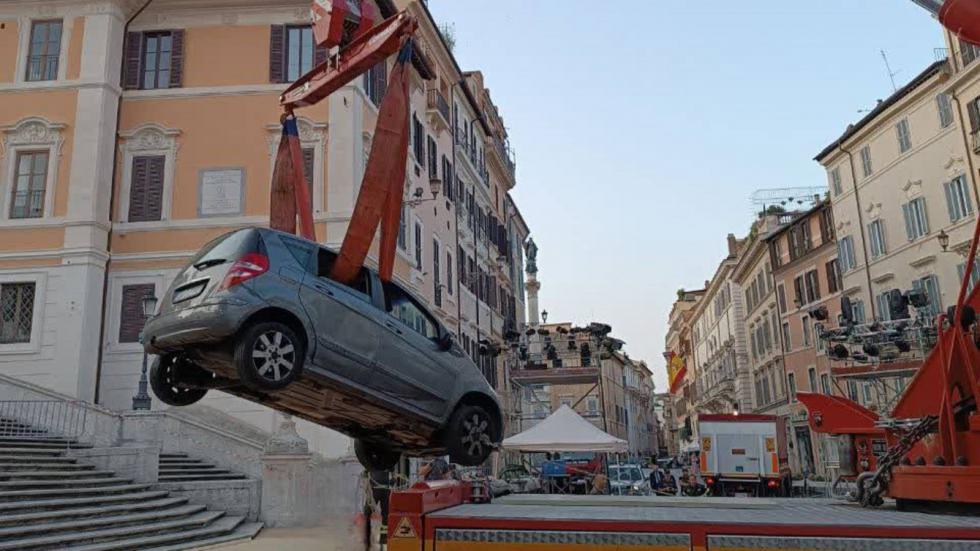 Ρώμη: 80χρονος οδήγησε Mercedes στα σκαλιά της Πιάτσα ντι Σπάνια!
